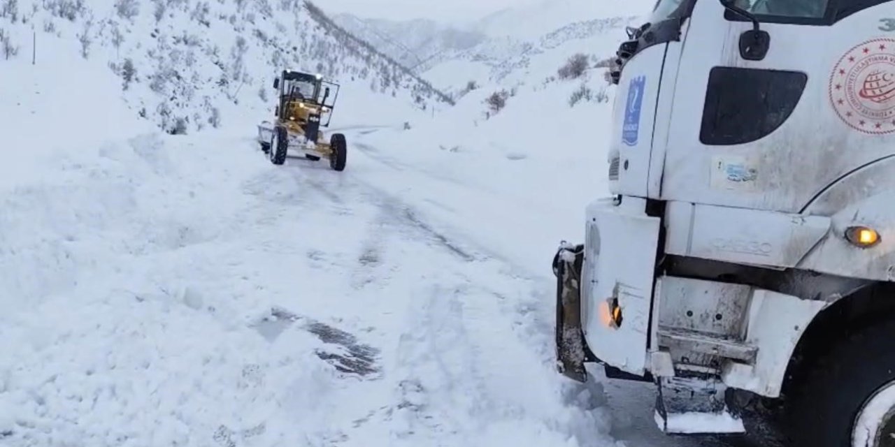 Şırnak'ta Karda mahsur kalanların imdadına karayolları ekipleri yetişti