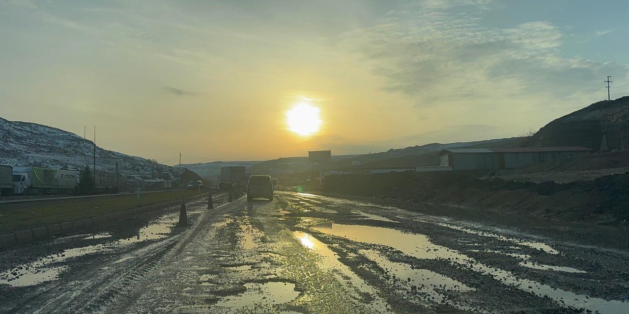 Cizre-Nusaybin Uluslararası Karayolu Köstebek Yuvasına döndü, sürücüler tepkili