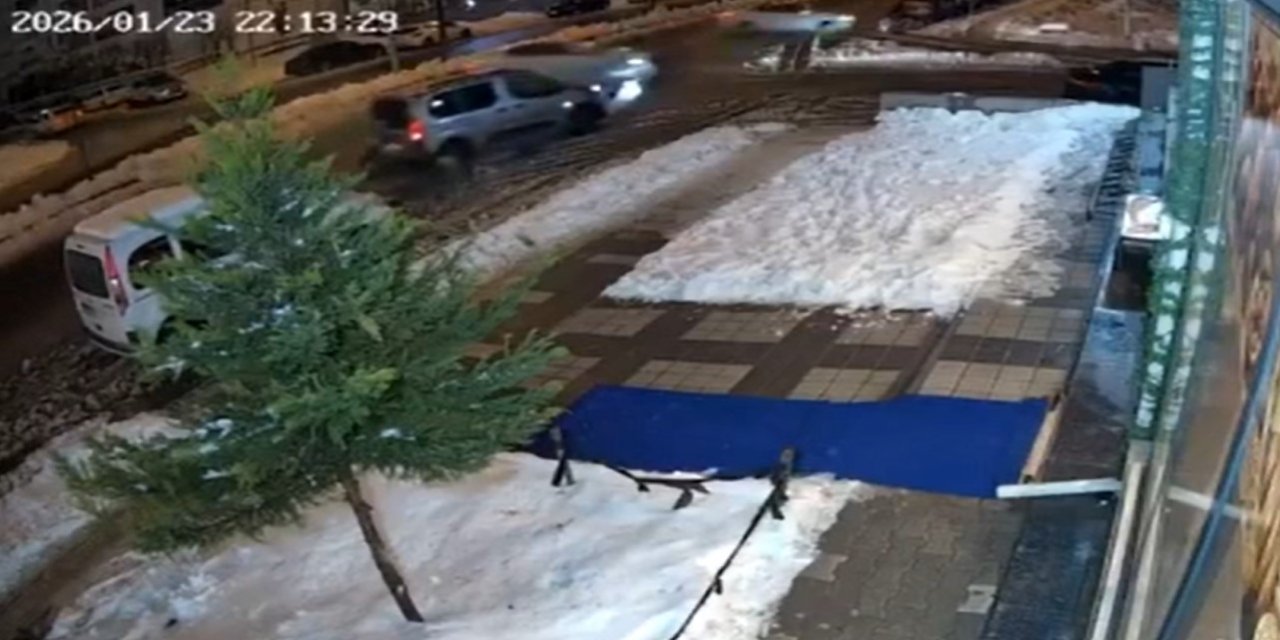 6 aracın karıştığı zincirleme kaza güvenlik kamerasına yansıdı