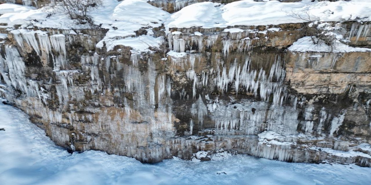 Dağlarda buzdan şelale oluştu