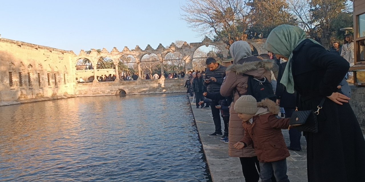 Güneşi gören soluğu Balıklıgöl’de aldı