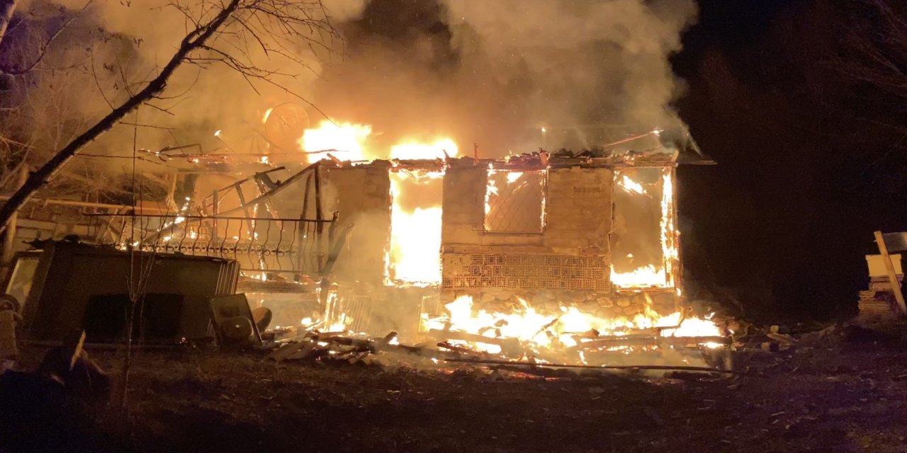 Çorum'da çıkan yangın ev ve depoyu kullanılamaz hale getirdi