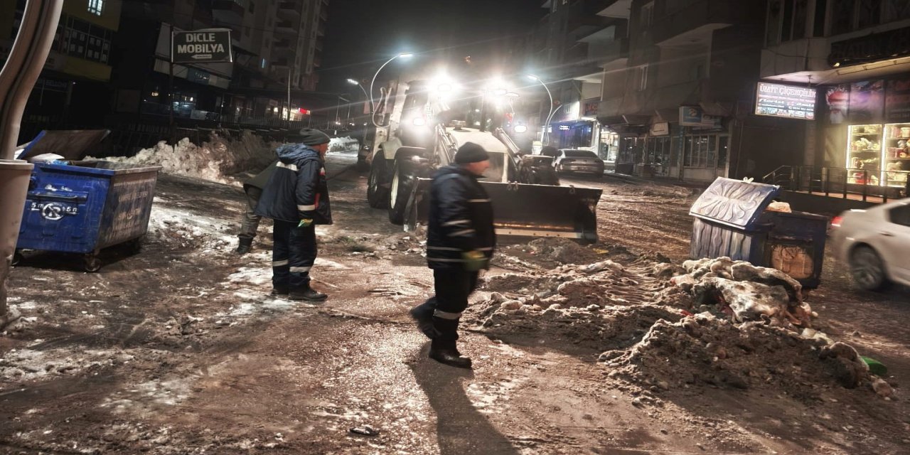 Uludere’de Kışın Yükü Yollardan Temizleniyor