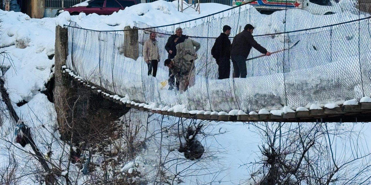 52 Yıl önce yapılan asma köprüye gözü gibi bakıyorlar