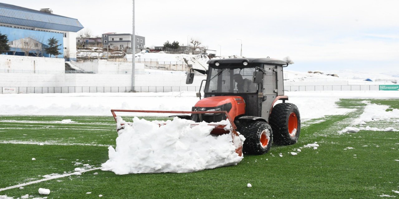 Kar Engelini Traktörle Aştılar! Ertelenen Maç İçin Nefesler Tutuldu: İşte Başlama Saati