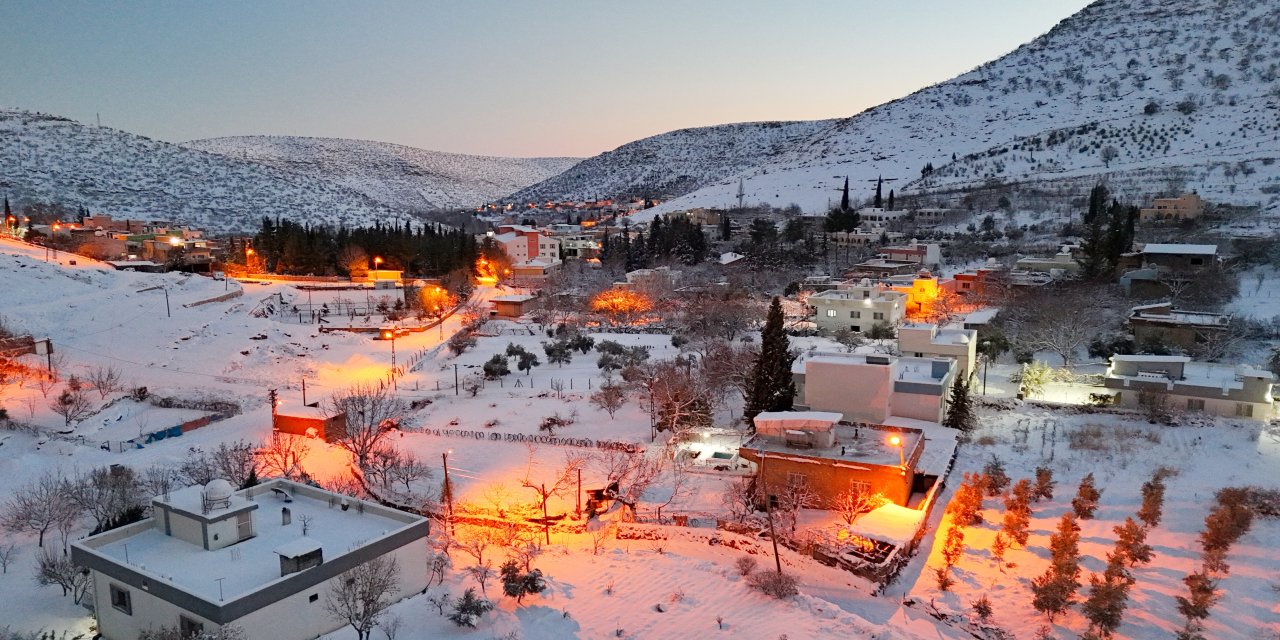 Beyaza bürünen mahalle ihtişamı ile kendine hayran bıraktı