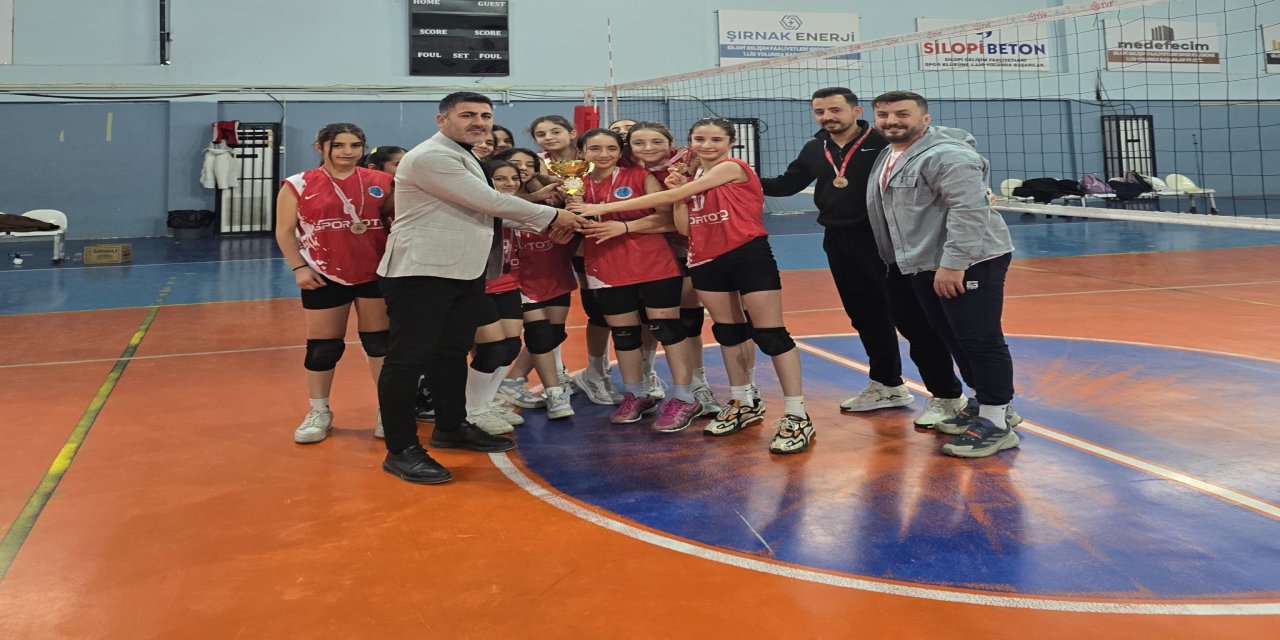 Silopi’de Midi Voleybol Şampiyonu Yurdum Spor Oldu