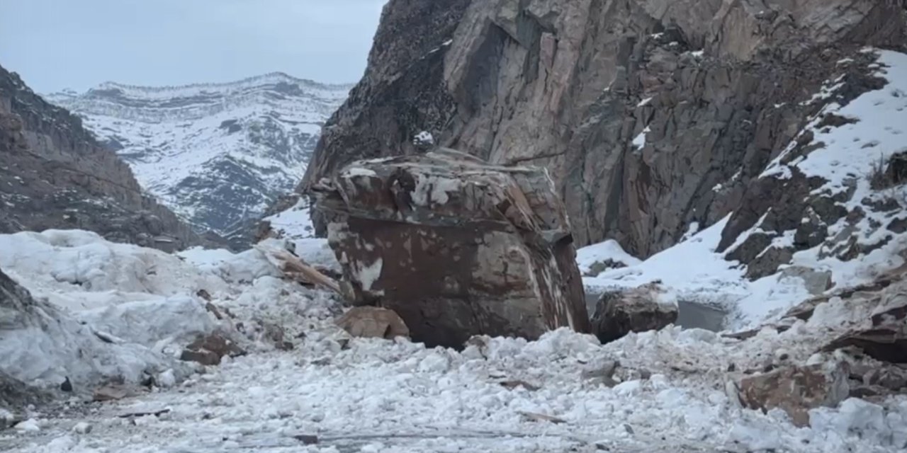 Şırnak'ta Facia ucuz atlatıldı! Dağdan kopan dev kaya yolu ulaşıma kapattı