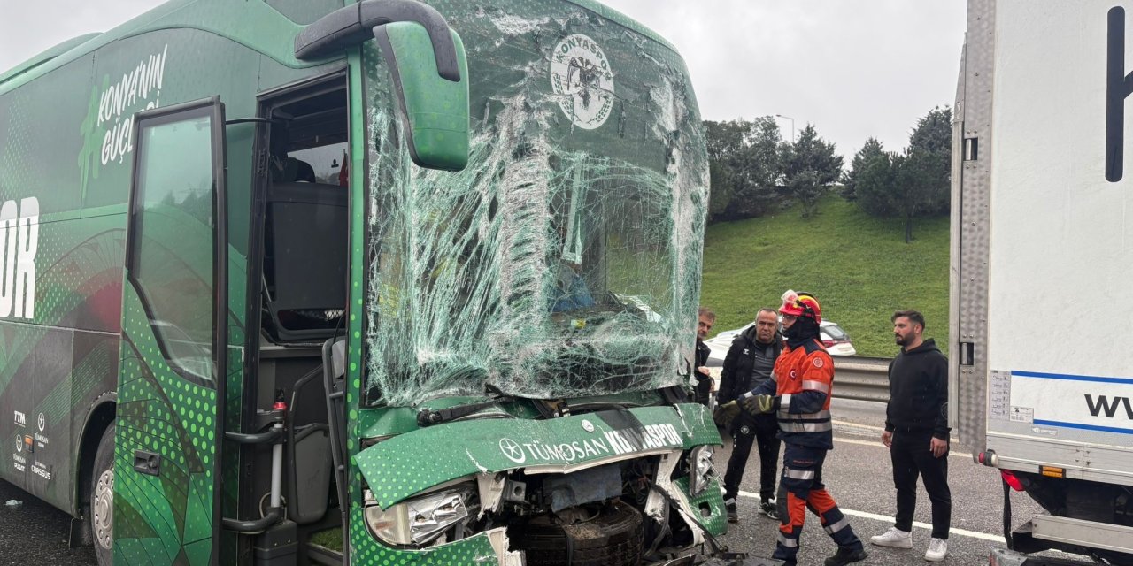 Konyaspor futbol takımı kaza yaptı, 3 kişi yaralandı