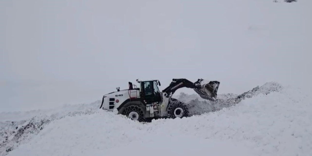 Kar Kaplanları 2 Metre yüksekliğindeki Karla kapanan yollarda çalışma başlattı