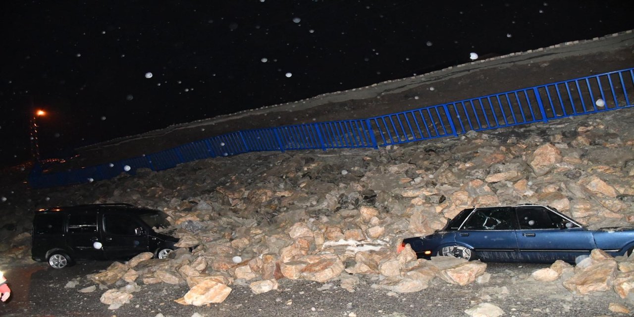 İstinat duvarının park halindeki araçların üzerine çöktü