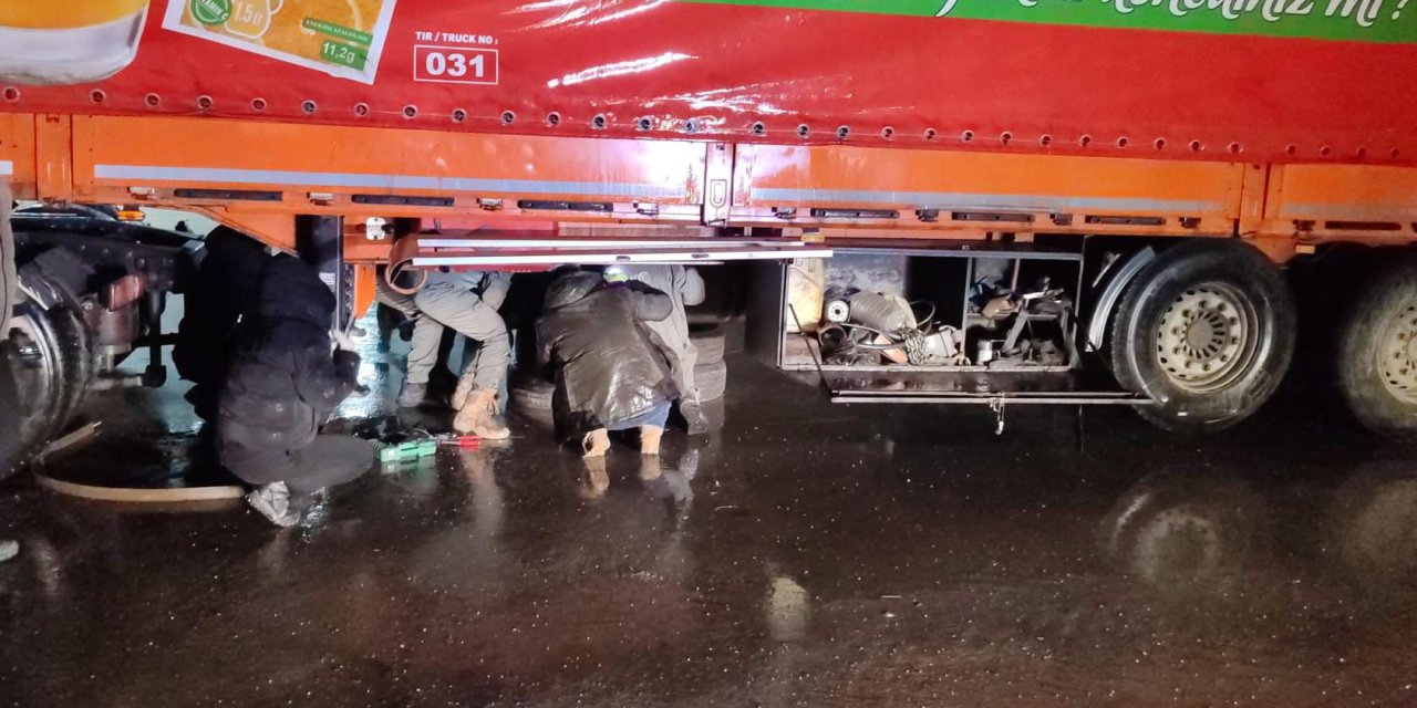 O anlar kamerada: Şırnak’ta zehir sevkiyatına darbe: 142 kilo metamfetamin yakalandı