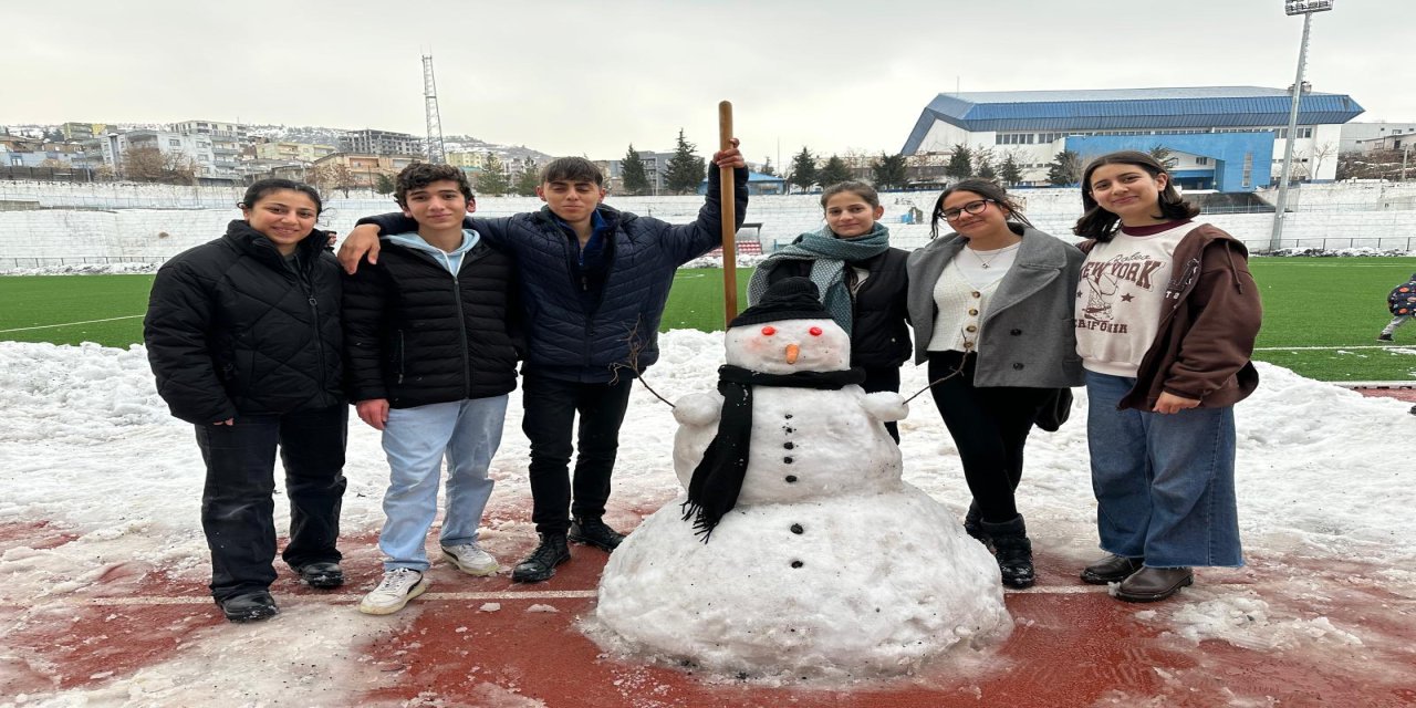 Şırnak’ta Ödüllü Kardan Adam Festivali Renkli Görüntülere Sahne Oldu