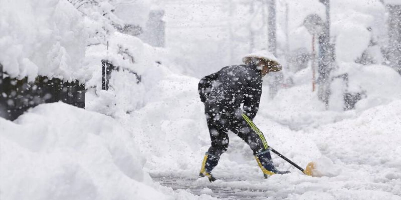 Japonya'da 27 kişi kar yağışı nedeniyle öldü