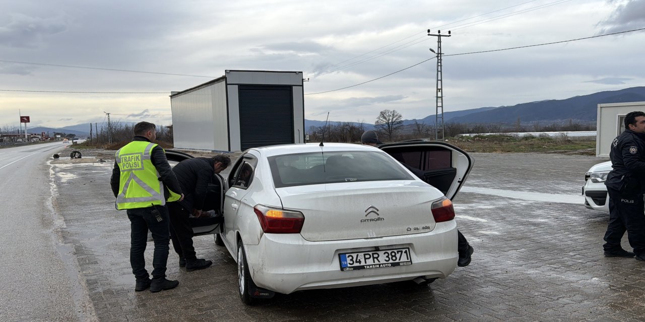 Tokat’ta uygulama noktasında bir araçta kaçak göçmen yakalandı