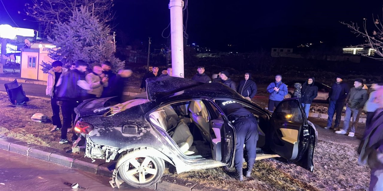 Kontrolden çıkan araç, trambüs direğine çarptı: 1 ağır yaralı