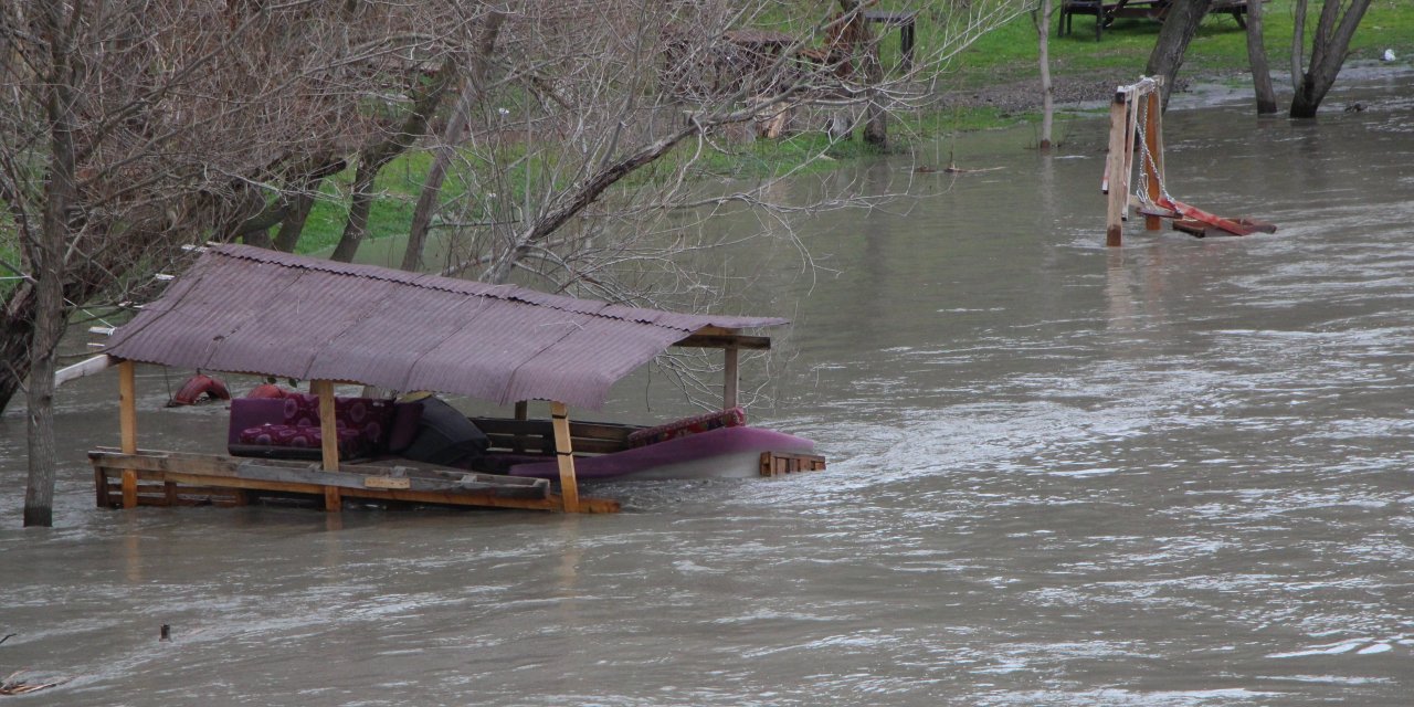 Yeşilırmak Nehri’nde su seviyesi 2 metreye kadar yükseldi, piknik masaları akıntıya kapıldı