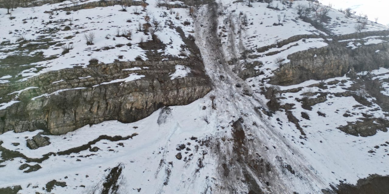 Şırnak'ta 30 keçinin telef olduğu kayaların düştüğü bölge gündüz görüntülendi