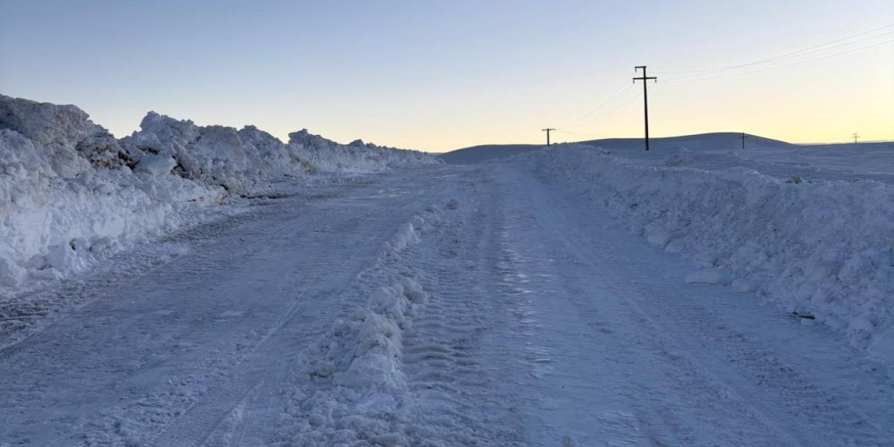 Bitlis'te kardan kapanan köy yolları yeniden açılıyor