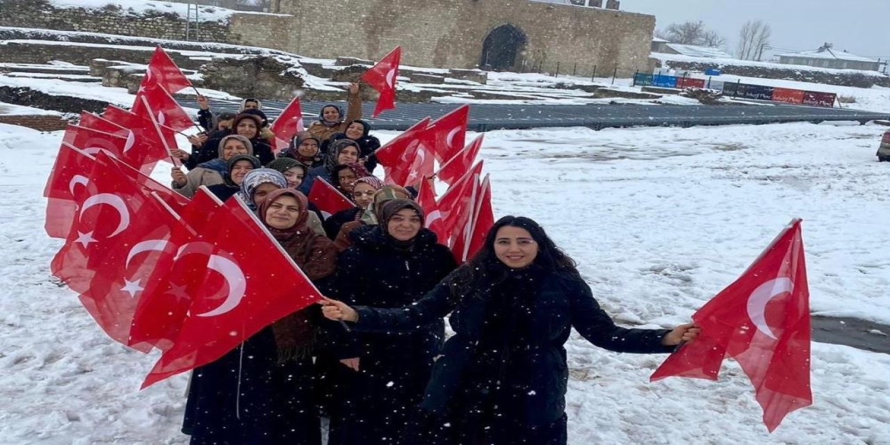 Van Kalesi'nde kadınlardan bayrak sevgisi yürüyüşü