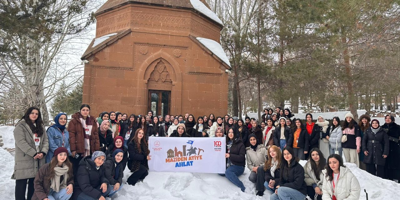 Silopi Atatürk Lisesi Yeşilay gönüllüleri Ahlat’taki gençlik kampında buluştu