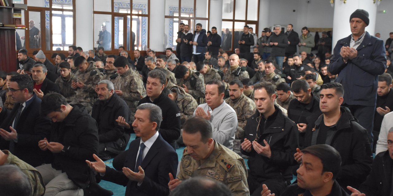 Şırnak’ta asrın felaketinin yıl dönümünde deprem Şehitleri dualarla yâd edildi