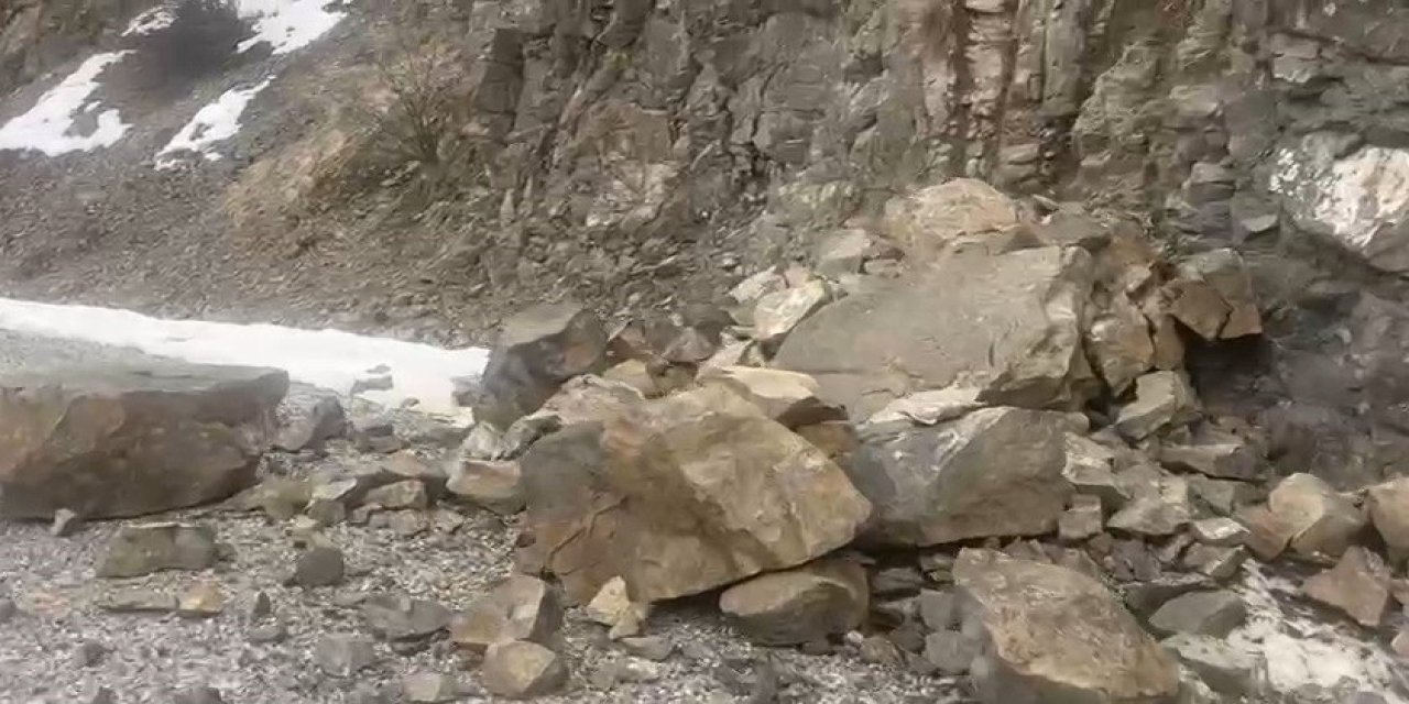 Deprem sonrası Hakbilir köyü yoluna kayalar düştü