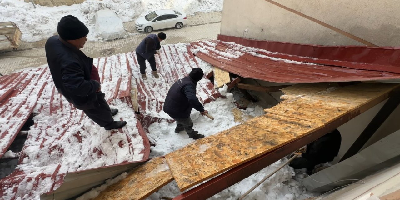 Yüksekova’da kar esareti: Çatıdan düşen kar kütlesi iş yerlerine hasar verdi