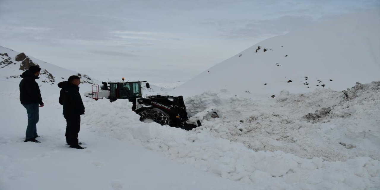 Beytüşşebap'ta kar kalınlığı yer yer 3 metreyi buldu