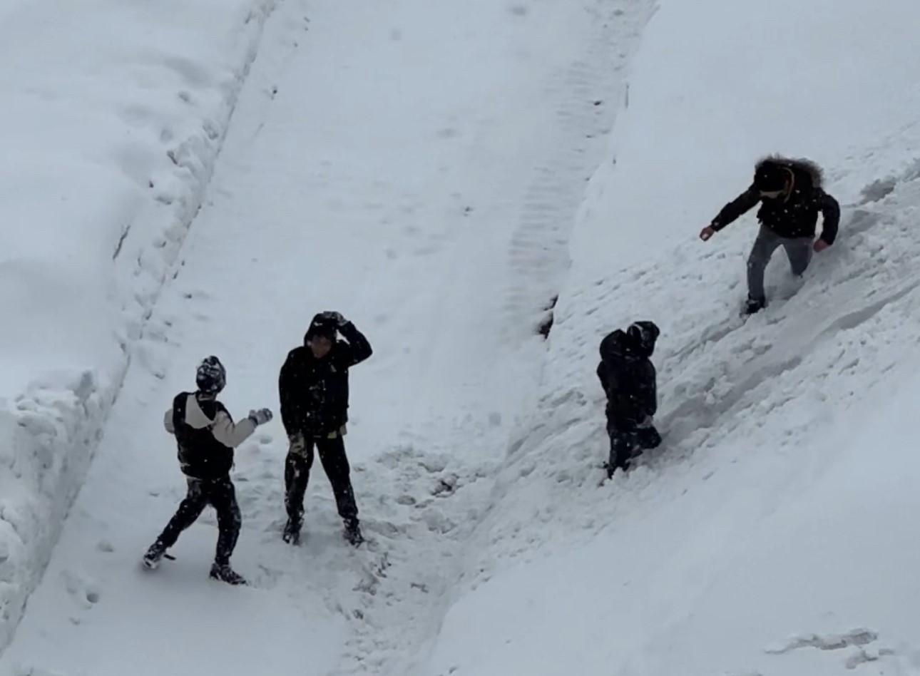 Yüksekova'da tepsilerle kayak keyfi: Kayan bir daha kaymak istedi