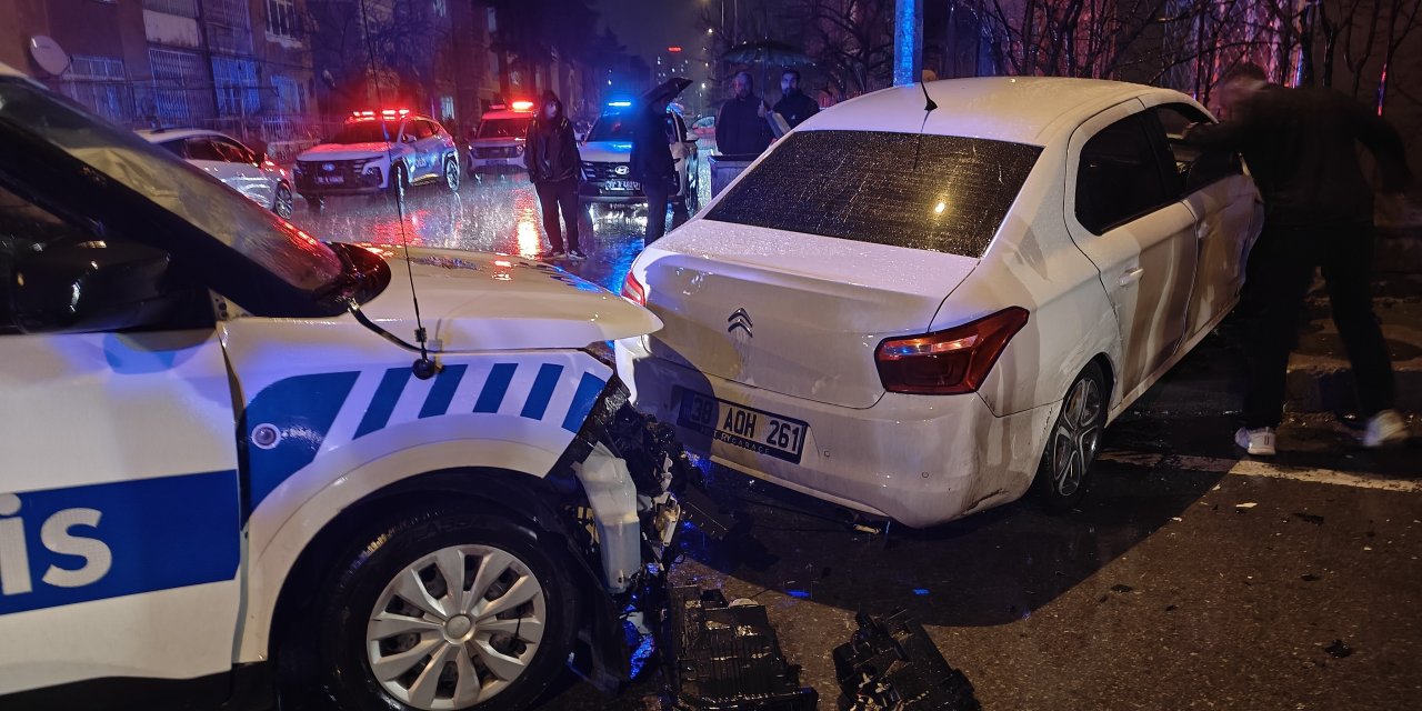 Polis aracı ile otomobil çarpıştı: 1 yaralı