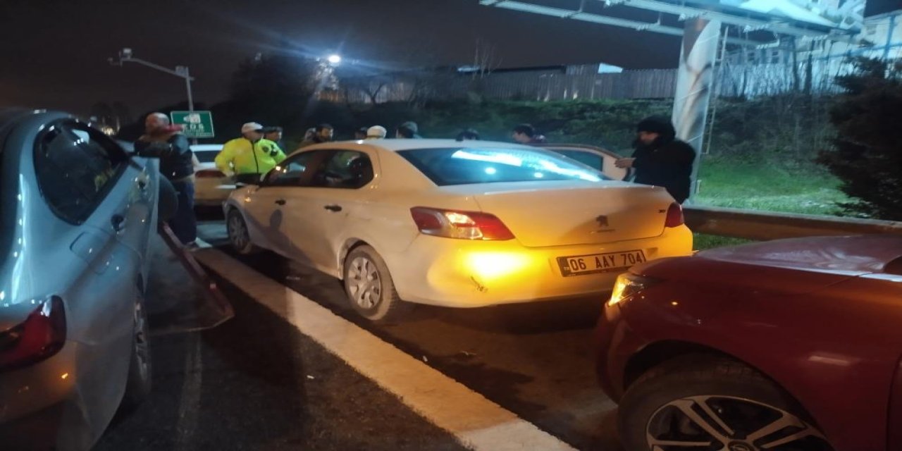 TEM'i kilitleyen 8 araçlı zincirleme kaza