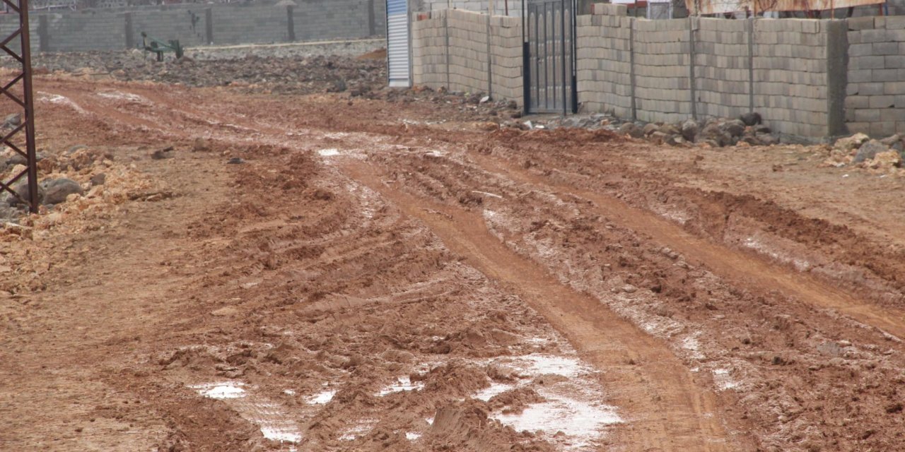 Şırnak İdil’de Okul Yolu Off-Road Pistlerini Aratmıyor, Öğrenciler Çamur Deryası İçinde Okula Gidip Geliyor