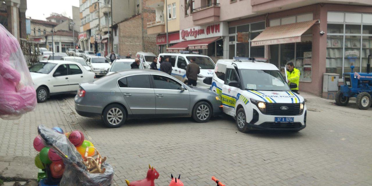 "Dur" İhtarına Uymadı, Polis Aracına Çarptı! Film Sahnelerini Aratmayan Sıcak Takip