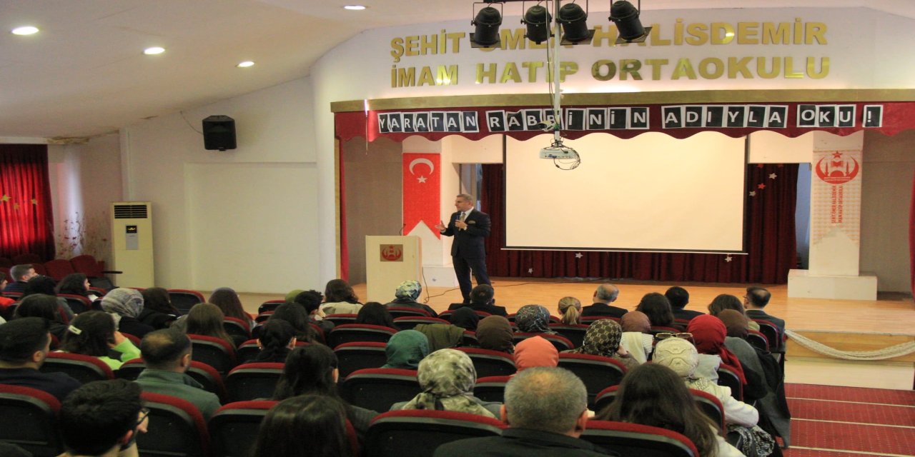 Şırnak’ta Aday Öğretmenlerle Uyum ve Mesleki Gelişim Toplantısı