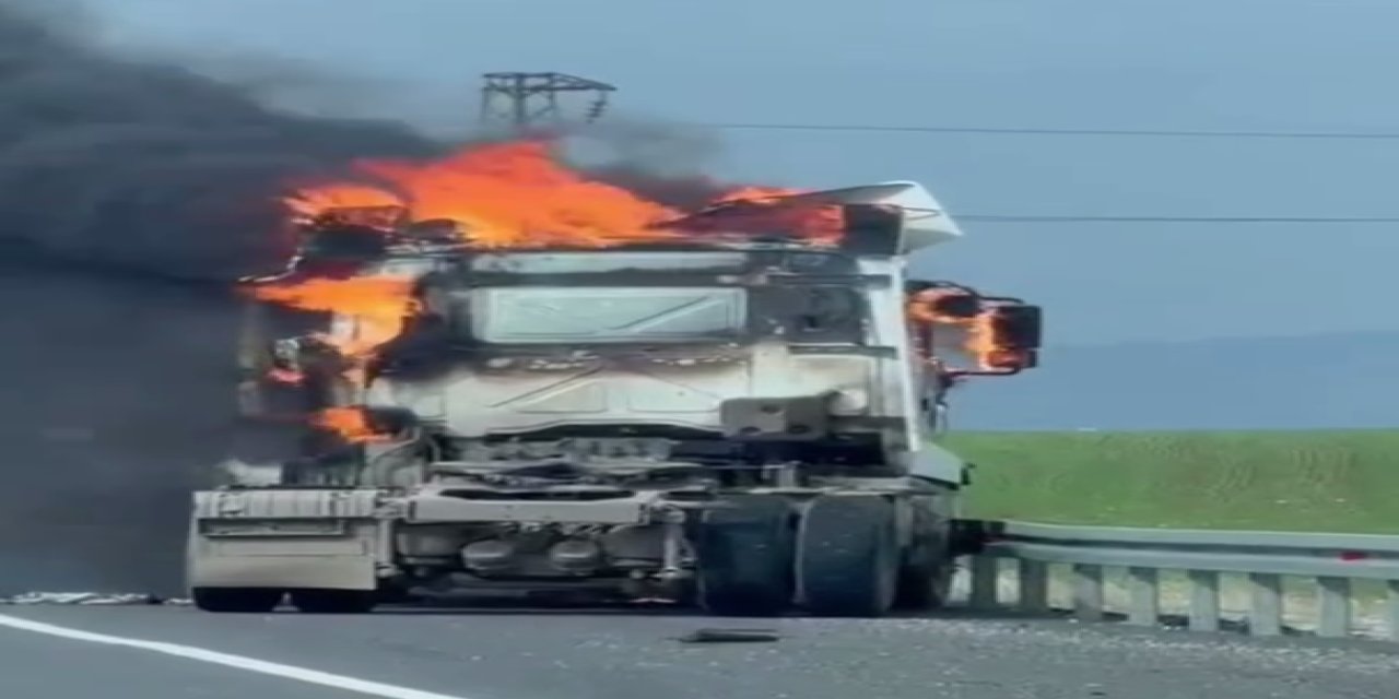 Silopi Habur Karayolunda seyir halindeki tır alev alev yandı