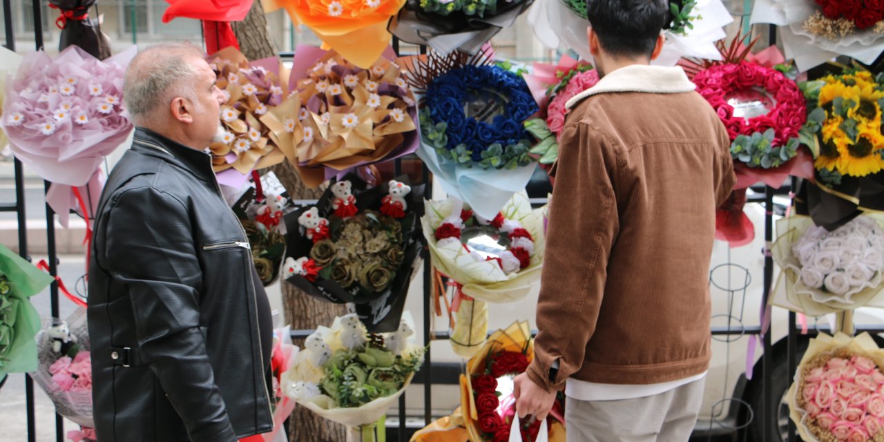Sevgililer Günü'nde 100 TL'lerden başlayıp, 7 bin TL'ye kadar çıkan çiçek hediyesi