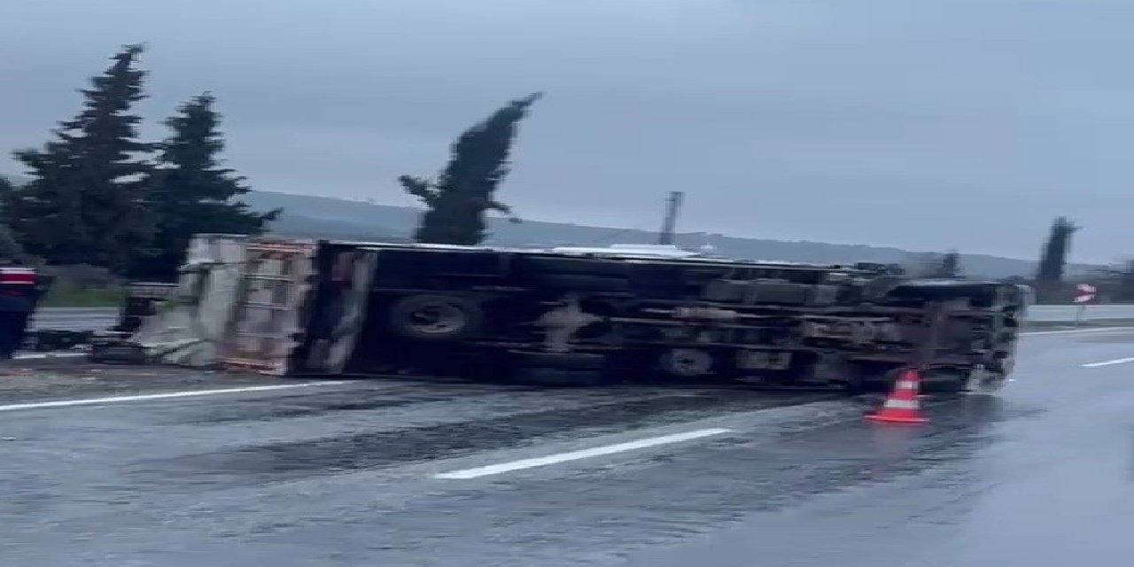 Buldan’da portakal yüklü kamyon refüje devrildi