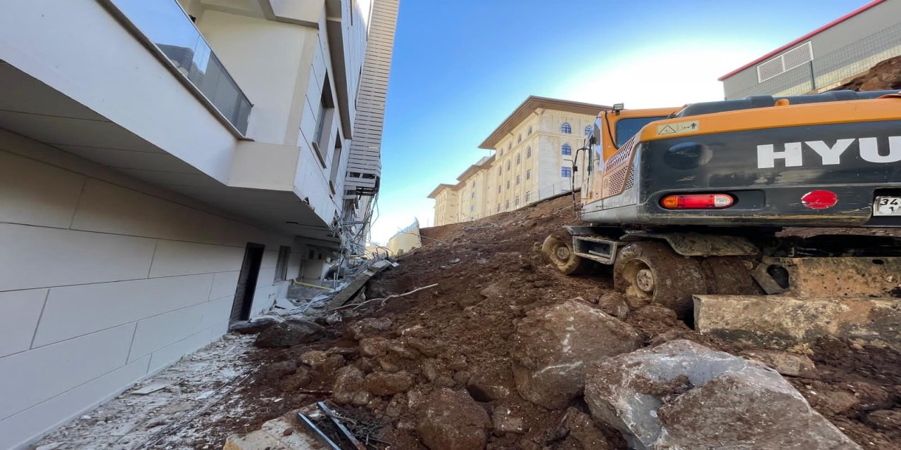 İstinat Duvarı Çöktü, Bina Tahliye Edildi!