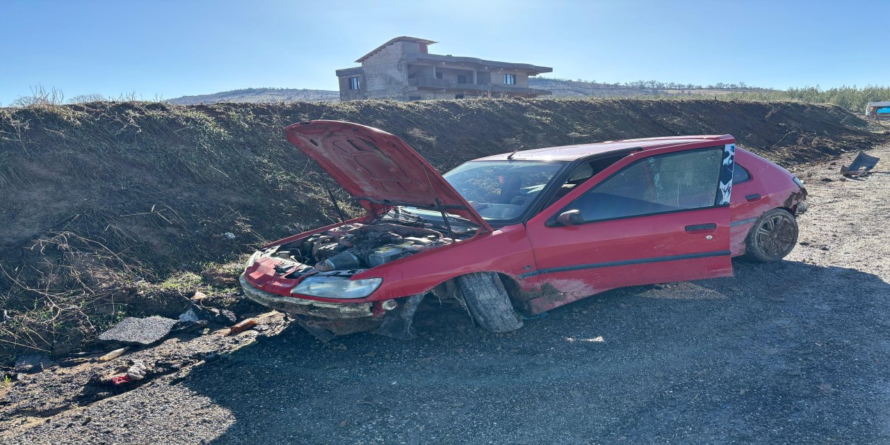 Yoldaki Gizli Tehlike Dehşet Saçtı! Çukura Giren Otomobil Şarampole Uçtu