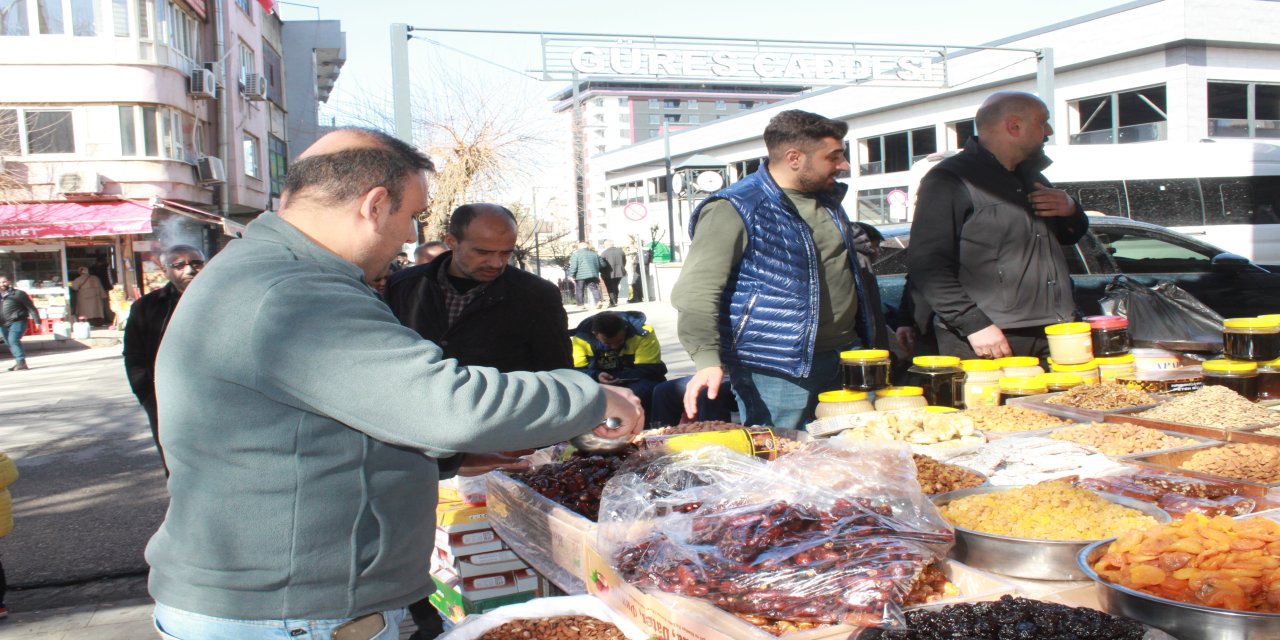 On Bir Ayın Sultanı Geliyor! Tezgahlarda "Bereket" Mesaisi Başladı