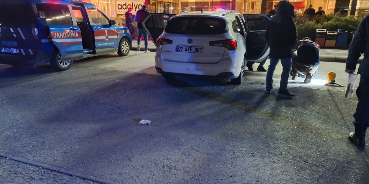 Park halinde olan otomobilden ceset çıktı