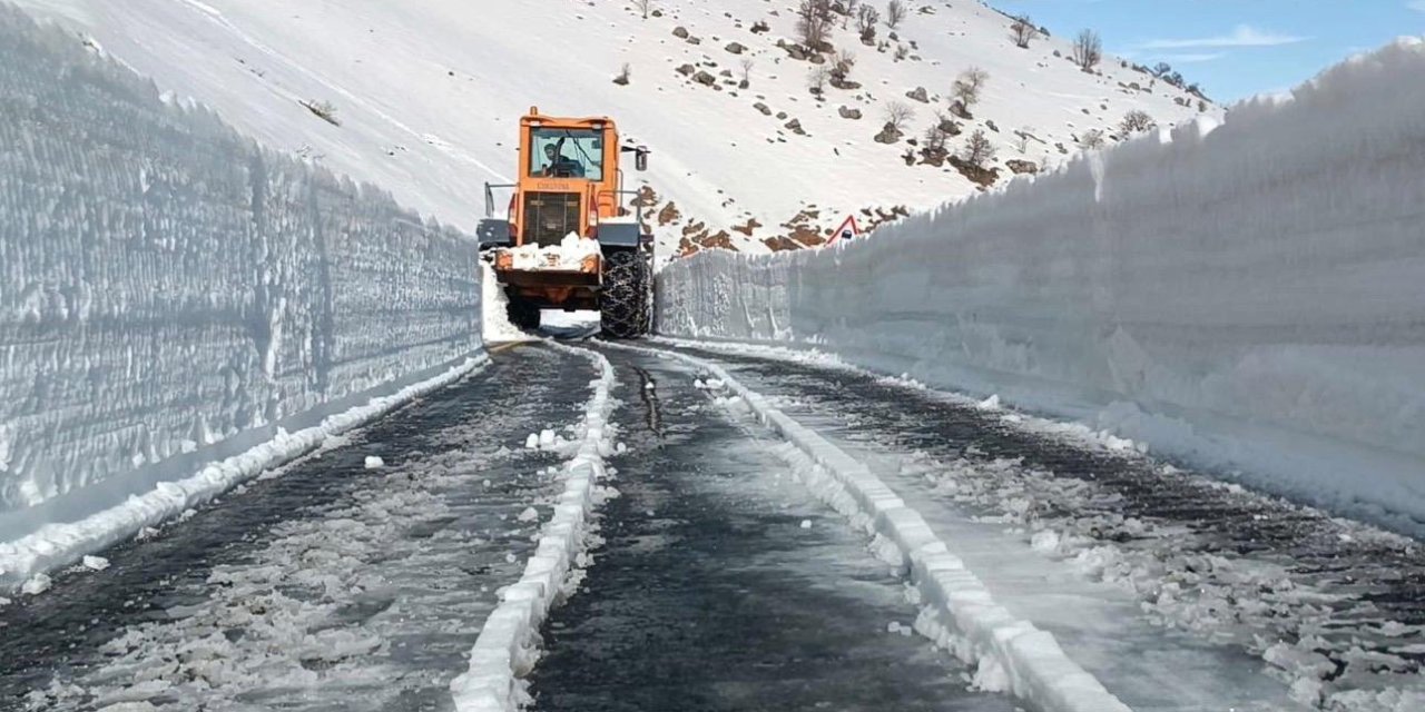 Şırnak'ta 70 gündür kapalı olan belde yolunun açılması için çalışmalar başlatıldı