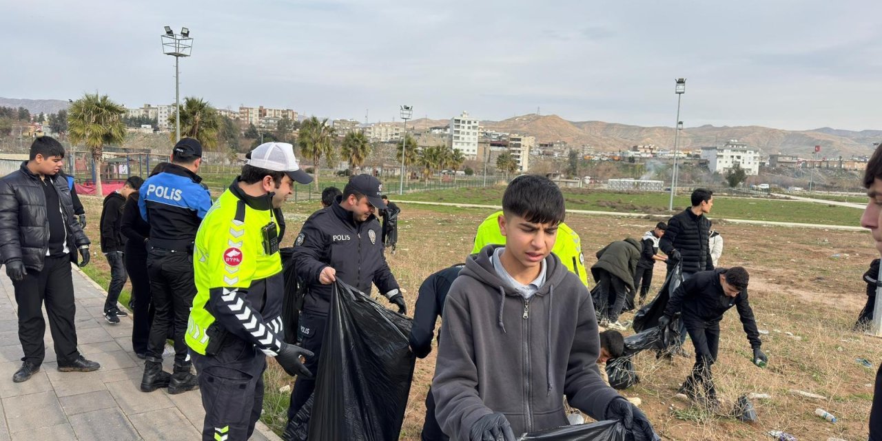 Cizre’de Lise öğrencileri Polislerle birlikte Çevreyi temizledi