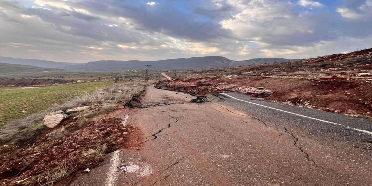 Kasrik’te heyelan alarmı: Köy yolu çöktü, ulaşım durdu