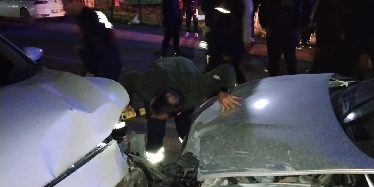 Mardin'de iki otomobil çarpıştı, 6 kişi yaralandı