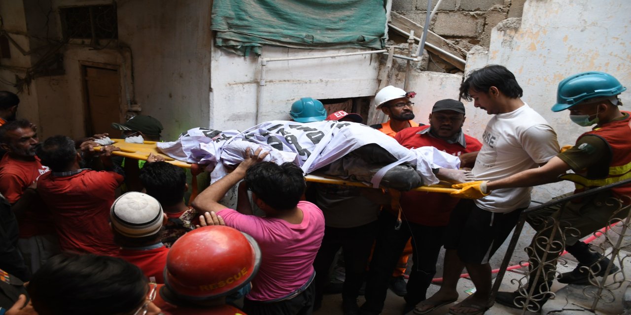 Pakistan’da üç katlı binada tüp patladı: 16 ölü, 14 yaralı