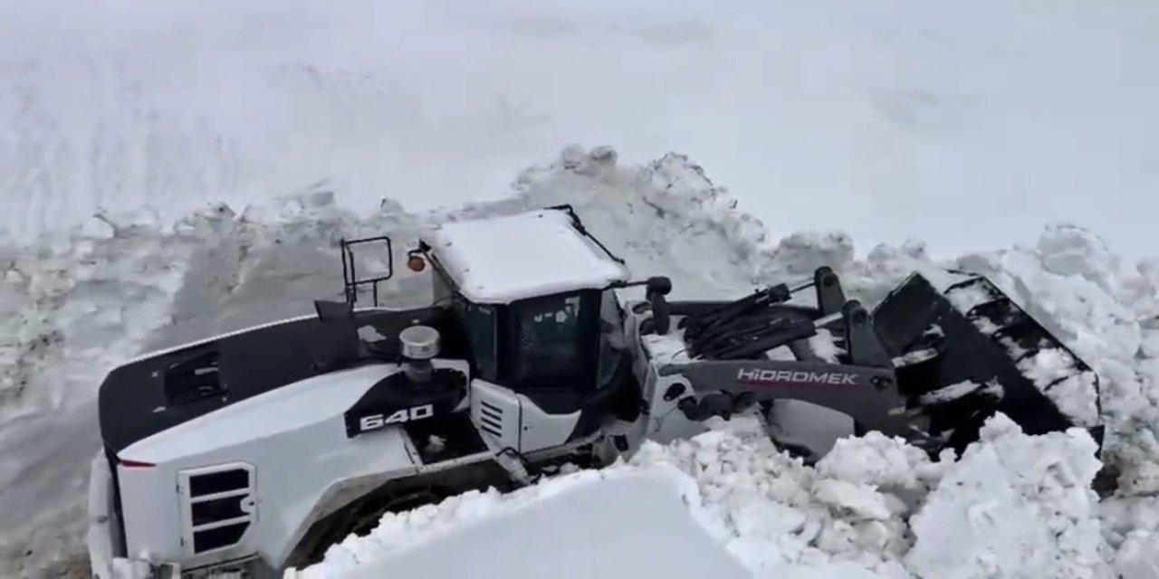 Boyu 2 Metreyi Aştı, Ekipler Pes Etmedi! Dev Kar Kütlelerine Karşı "Beyaz" Mesai