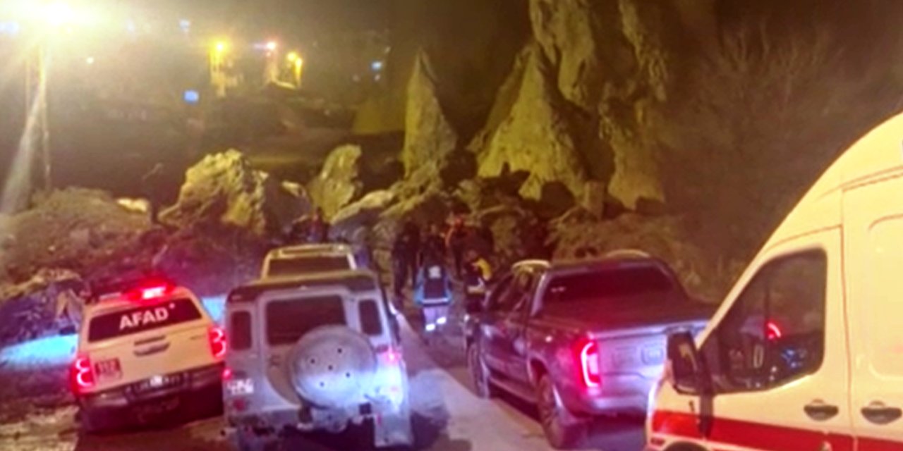 Hakkari'de dev kayalar mahalle yoluna düştü