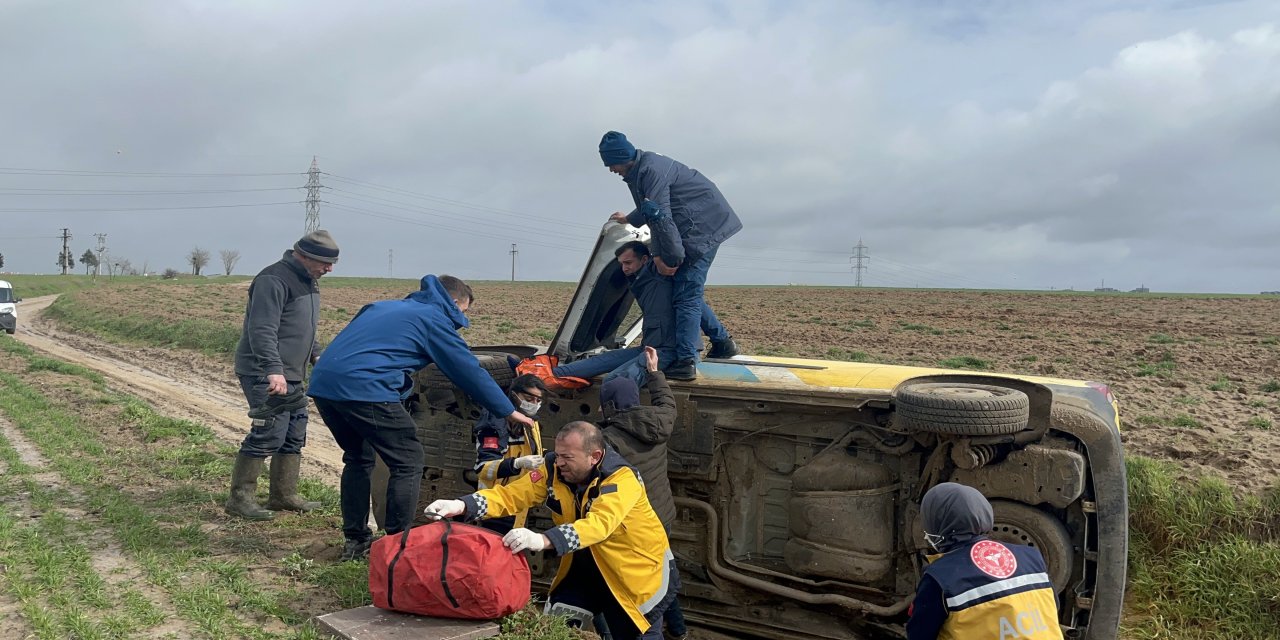 Görev Yolunda Talihsiz Kaza! Kargo Aracı Metrelerce Kayarak Devrildi
